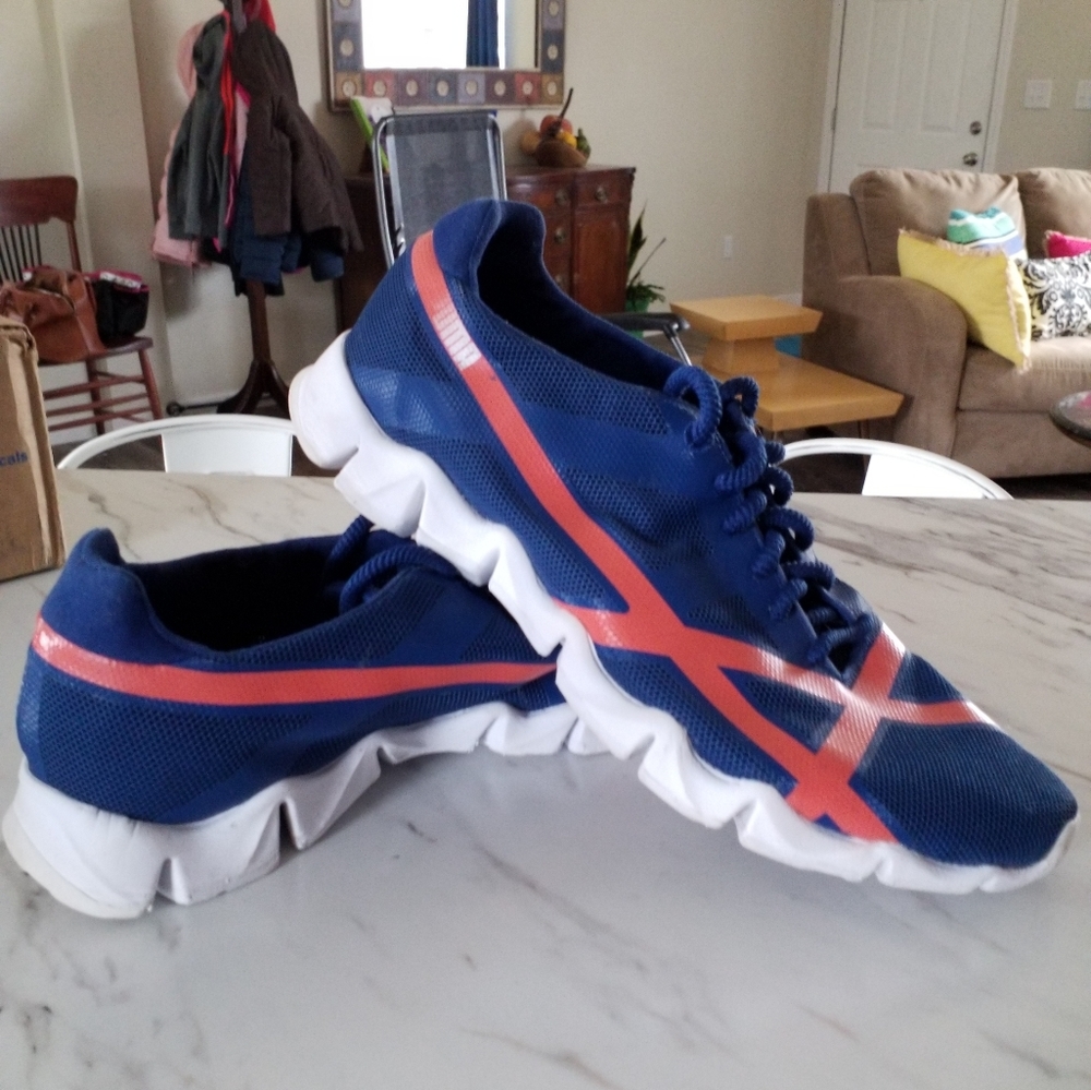 NICE PUMA Women's sneakers size 10 med Athletic